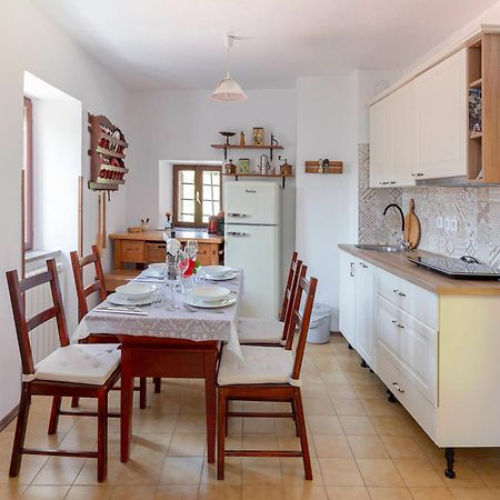 Apartamento Under The Rock House In Osp With Hot Tub Exterior foto