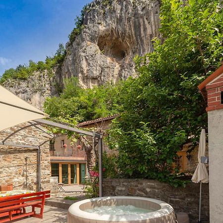 Apartamento Under The Rock House In Osp With Hot Tub Exterior foto