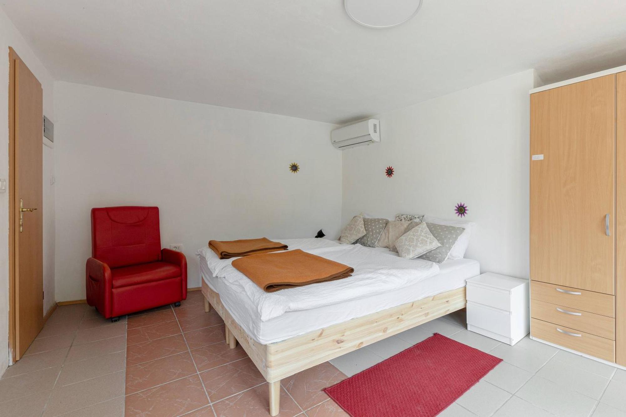 Apartamento Under The Rock House In Osp With Hot Tub Exterior foto