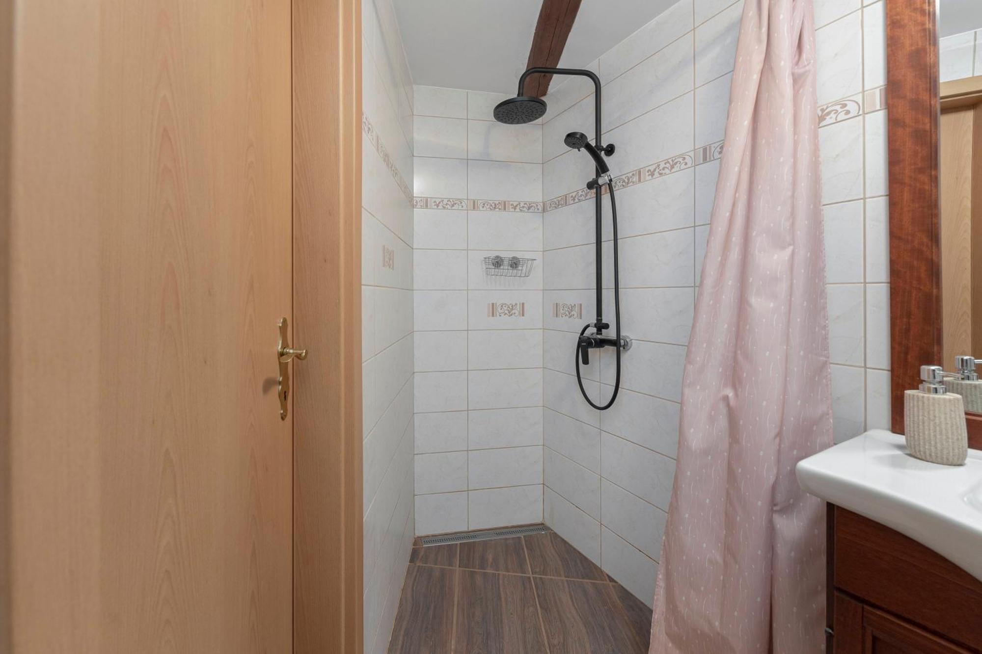 Apartamento Under The Rock House In Osp With Hot Tub Exterior foto
