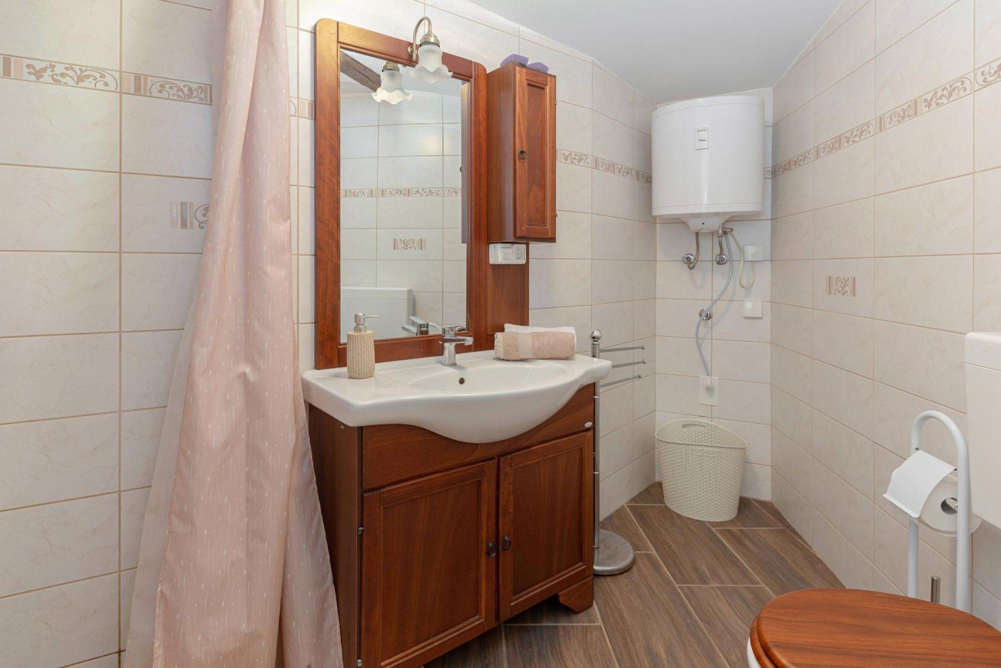 Apartamento Under The Rock House In Osp With Hot Tub Exterior foto