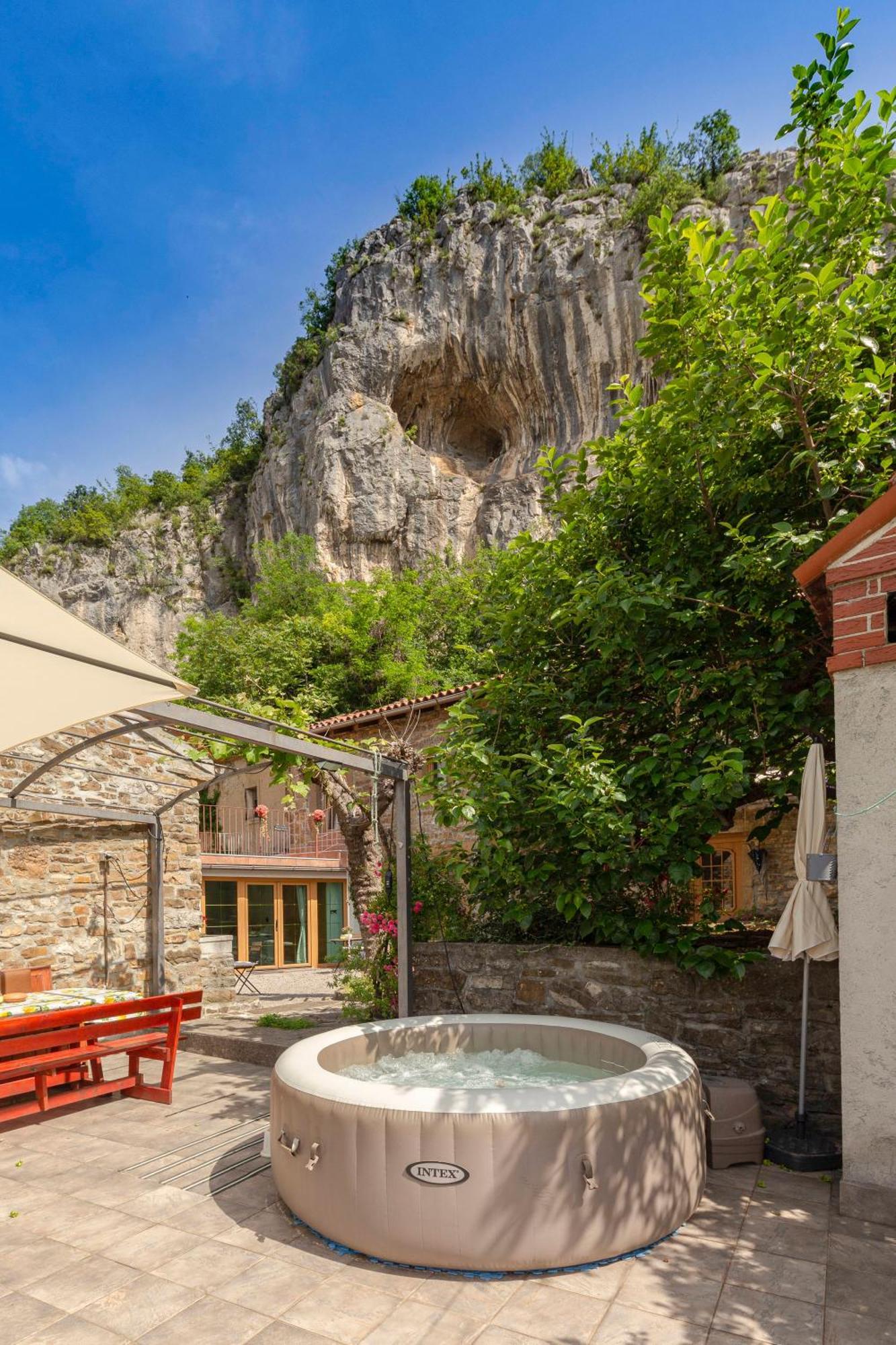 Apartamento Under The Rock House In Osp With Hot Tub Exterior foto