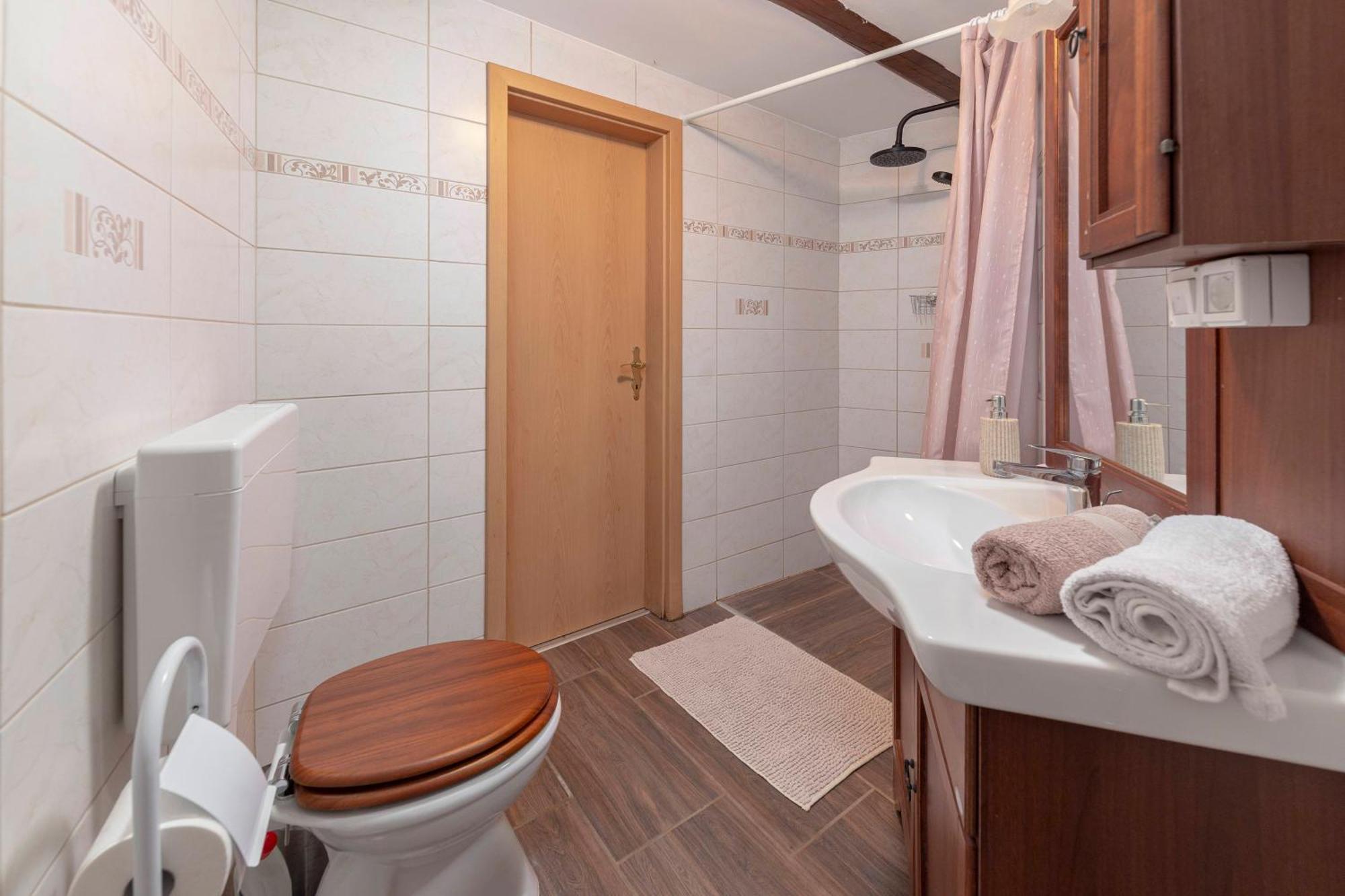 Apartamento Under The Rock House In Osp With Hot Tub Exterior foto