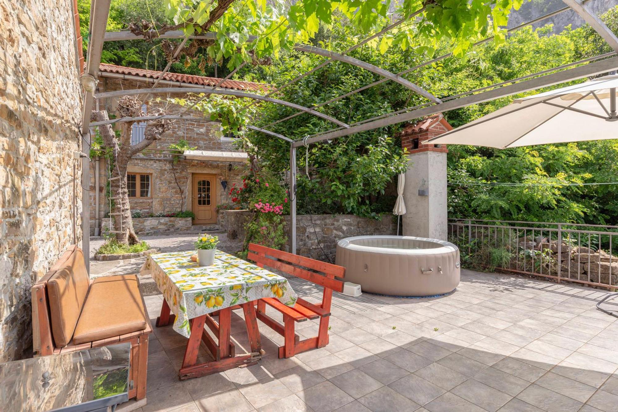 Apartamento Under The Rock House In Osp With Hot Tub Exterior foto