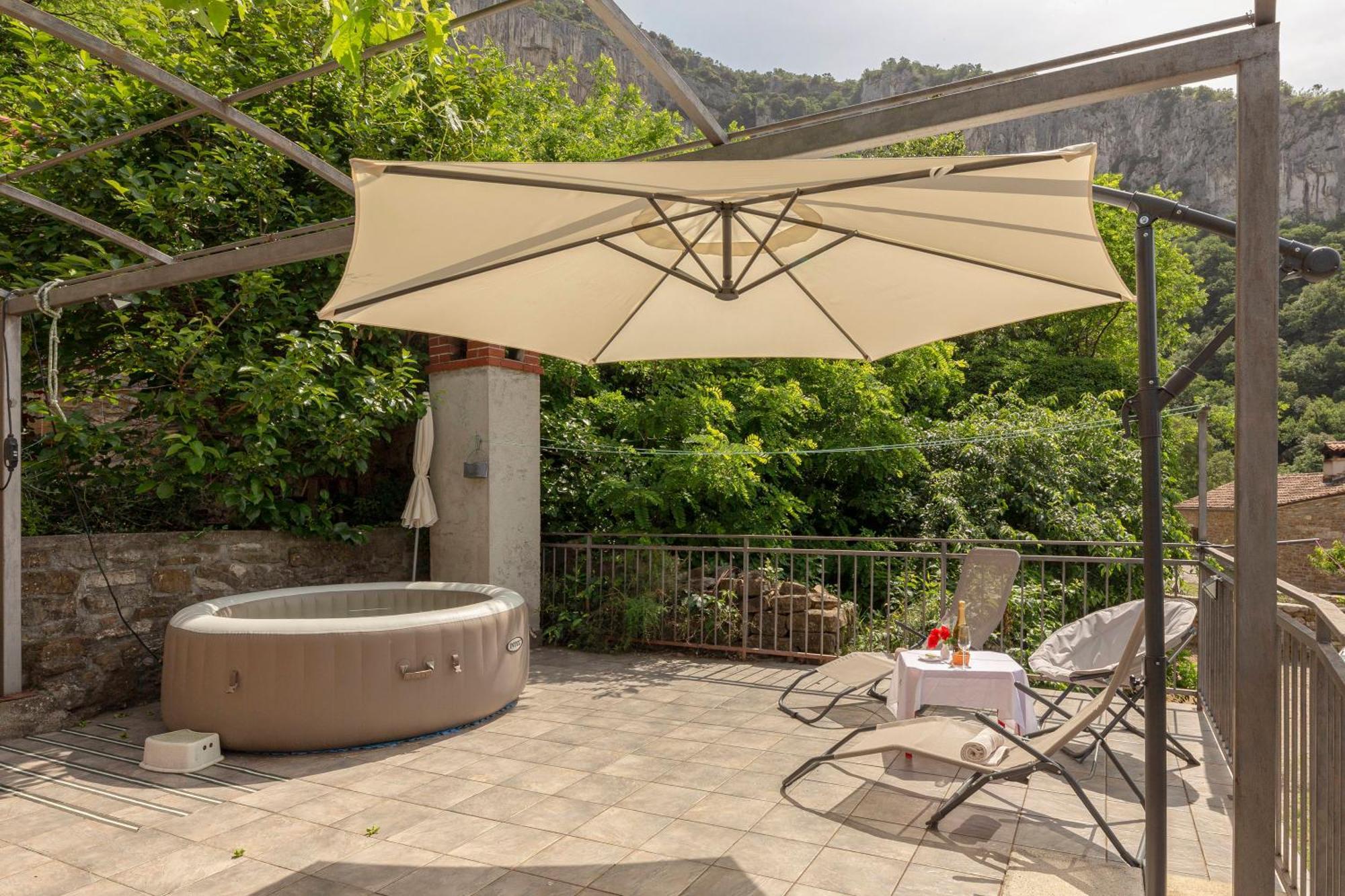 Apartamento Under The Rock House In Osp With Hot Tub Exterior foto