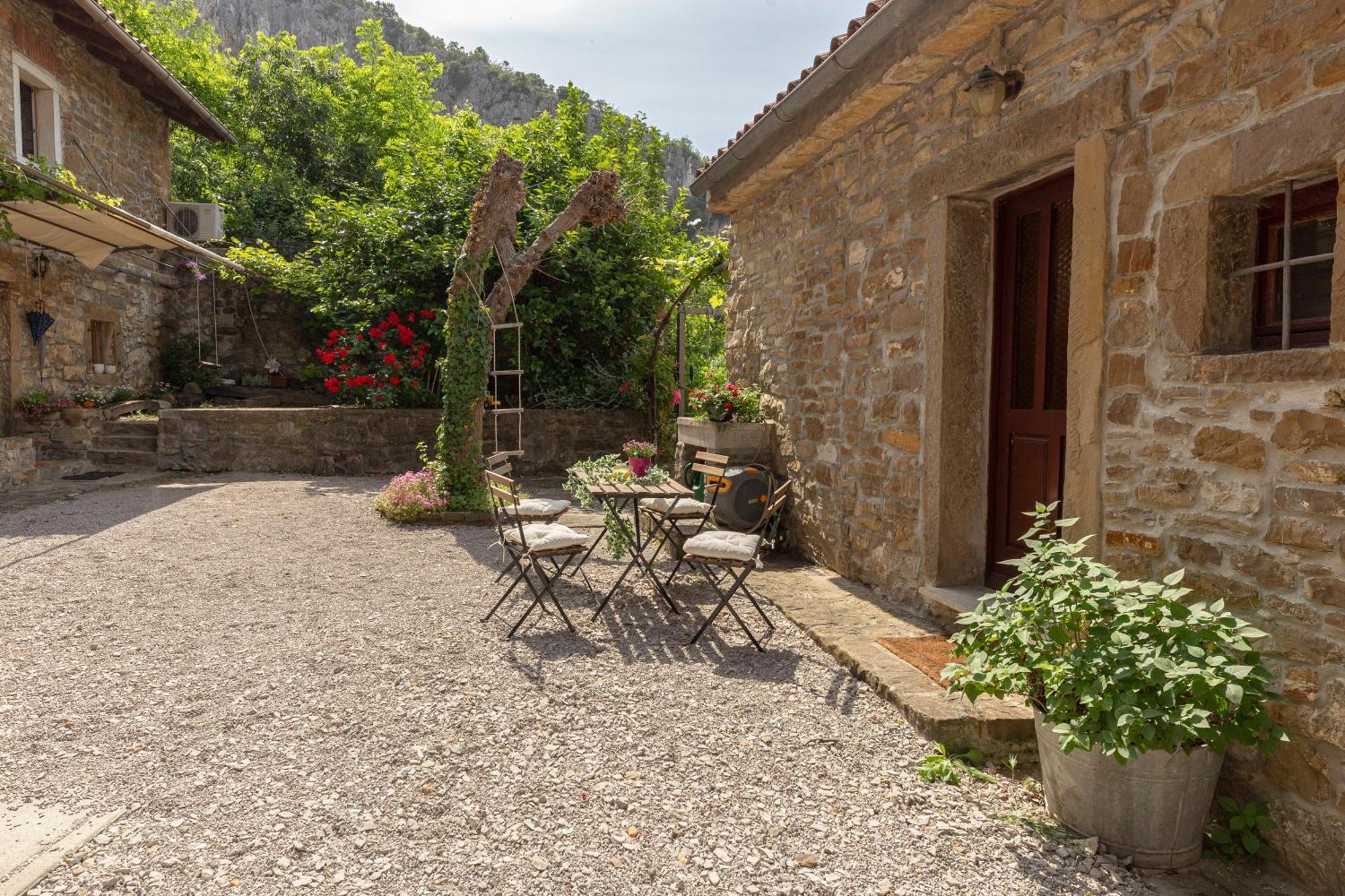 Apartamento Under The Rock House In Osp With Hot Tub Exterior foto